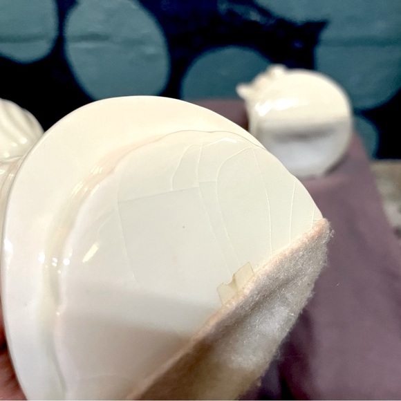 Christmas Mid Century Porcelain Kissing Angels - Picture 5 of 5